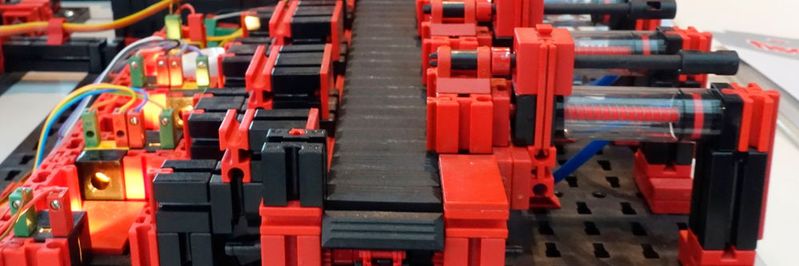 Nicht nur zum Spielen: Fischertechnik präsentiert Bausätze für die komplette Fabriksimulation. (Bild:  Stefanie Michel)