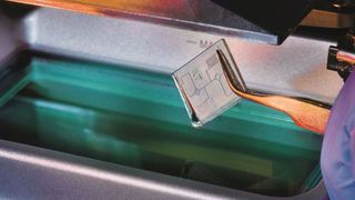 Im Harzbad der neuen HoPro-3D-Anlage gefertigtes Musterbauteil. (Bild: Fraunhofer ILT)