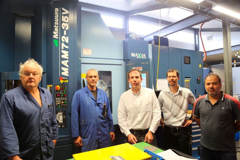 De gauche à droite : Messieurs Ferdinand Béguelin, metteur en train; Ivan Krähenbühl, metteur en train; Arnaud Zimmermann, directeur; Aloïs Nicolet, responsable R&D et Nuno Loureiro, responsable de la production. (Source : MSM)