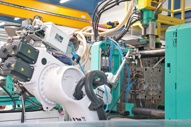 An den beiden hauseigenen, hochmodernen 2K/3K-Spritzgießmaschinen, die per Sechs-Achs-Roboter entladbar sind, findet die Abmusterung des Werkzeugs zusammen mit dem Kunden statt. Darüber hinaus werden mit den beiden Maschinen auch Kleinserien produziert. (MMC Hitachi Tool)