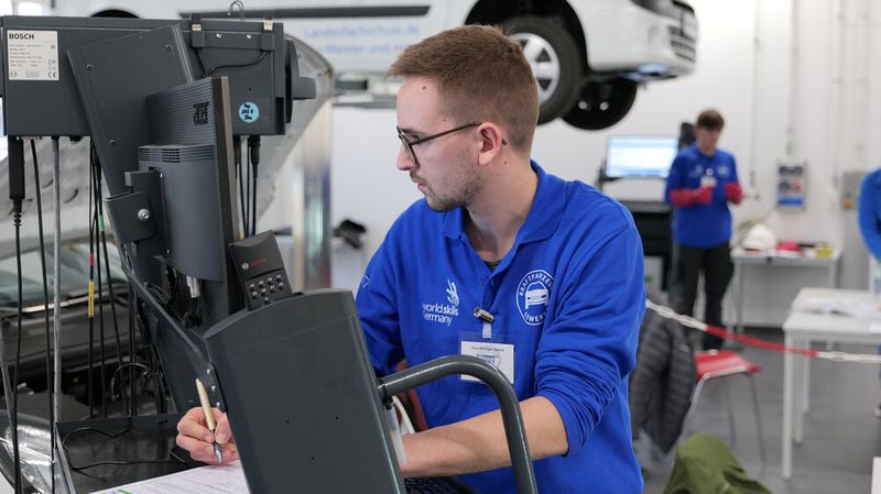 Paul Phillipe Geese aus Berlin beim Recherchieren von Reparaturdaten. (Bild: Schmidt – autoFACHMANN)