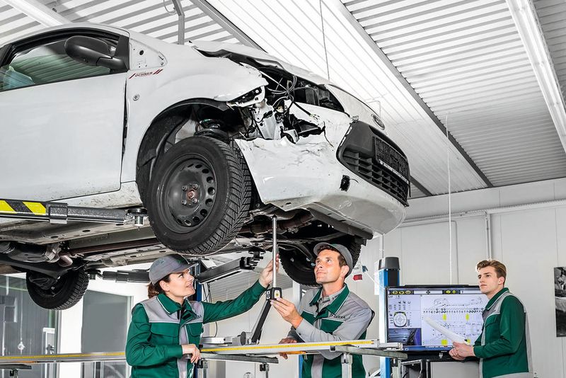 Während der Schulung sollen die Sachverständigen auch selbst „Hand anlegen“. (Dekra)