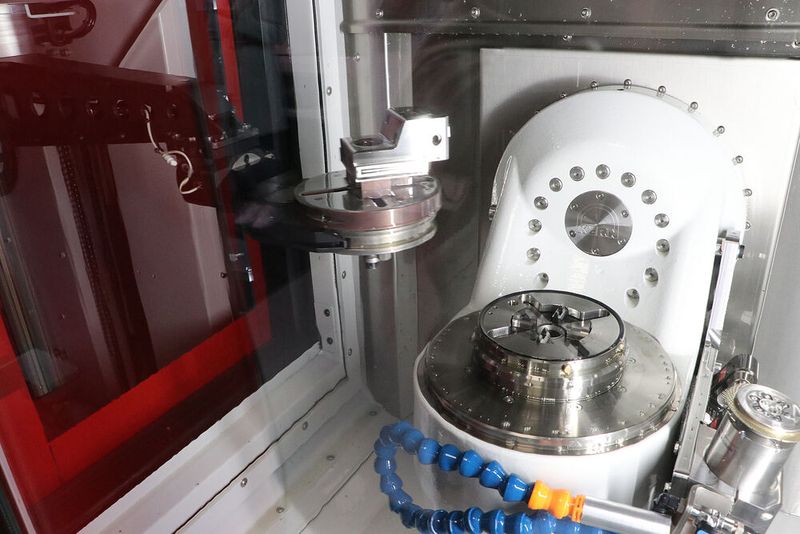 The fully automated Kern Micro HD can easily handle unmanned weekend shifts. Depending on the workpiece and requirements, even more than 150 hours of continuous operation are possible without employee intervention. (Image:Kern Mikrotechnik GmbH)