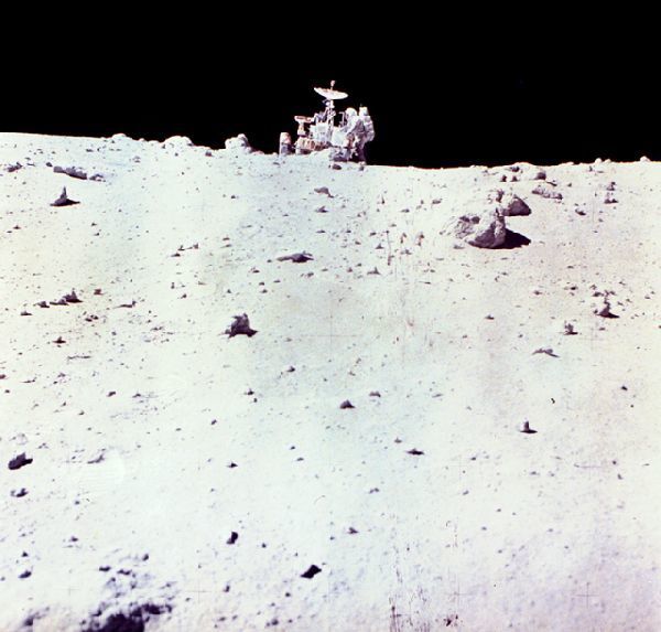 Apollo-16-Landefährenpilot Charles M. Duke, Jr.mit dem Lunar Roving Vehicle. Die Mondoberfläche ist mit Geröll und kleinen Felsbrocken übersäht. Die anderen Apollo-16-Astronauten waren Kommandant John W. Young und Thomas K. Mattingly II, der als Pilot der Kommandokapsel in der Mondumlauf blieb. (Bild: NASA)