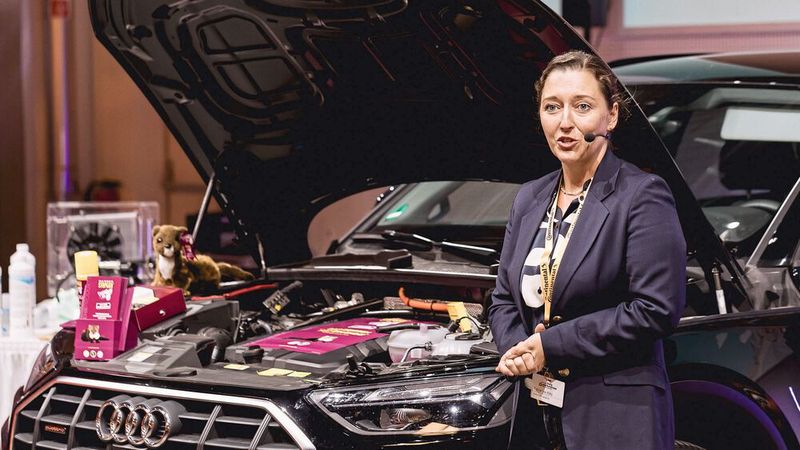 Ein kleines Tierchen, das nicht selten einen großen Schaden hinterlässt: Fabienne Killy von der Firma Norbert Schaub präsentierte im Rahmen der „Live-Werkstatt“ das Marderabwehrprogramm der Marke Stop&Go.  (Bild: Stefan Bausewein)