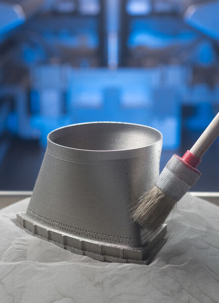 Dieses kurze Rohrstück verbindet zwei Teile einer Gasturbine. Der fließende Übergang von einer runden in eine eckige Form ist mit herkömmlichen Produktionsverfahren schwierig herzustellen. Mit 3D-Druckern geht es ganz einfach. (Siemens)