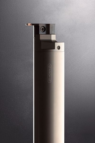 Lange Werkzeugauskragungen können beim Stechdrehen von Innengeometrien ein Aufschwingen des Werkzeugs verursachen. Horn hat hierfür eine neue gedämpfte Bohrstange entwickelt.  (Bild: Horn)