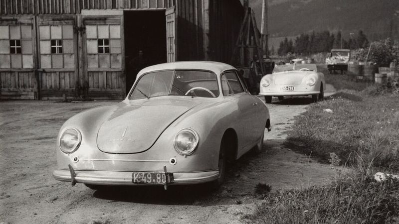 Der Porsche 356 ist das erste Serienmodell von Porsche. Die ersten 50 Wagen mit Aluminiumkarosserie baute das Unternehmen in Handarbeit in Gmünd in Kärnten, wohin es von Stuttgart gegen Ende des Zweiten Weltkriegs umgesiedelt war.  (Bild: Porsche)