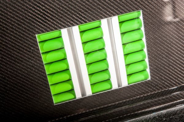 Das Akkupack besteht aus 2376 einzelnen, maximal betriebssicheren Lithium-Manganoxid-Rundzellen vom Typ 18650 mit einer nutzbaren Nennkapazität von 20 kWh und einer Spannung von 760 V.  (Techrules)