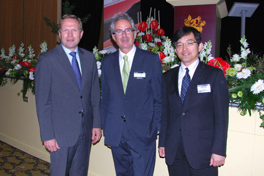....jetzt haben Alain Uyttenhoven (v. li.) , Burkhard Weller und Toyota-Deutschland-Präsident Toshiaki Yasuda wieder zu einer fruchtbaren und unbürokratischen Zusammenarbeit zurückgefunden. (Archiv: Vogel Business Media)