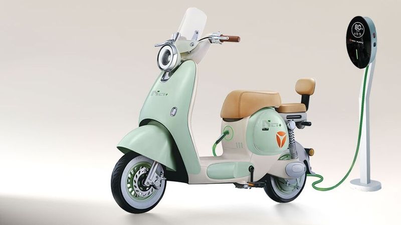 So far, sodium-ion batteries are mainly used in electric scooters, like those from Yadea, and light electric vehicles because they have a lower energy density than lithium batteries. However, potential also exists for electric cars.(Image: Yadea)