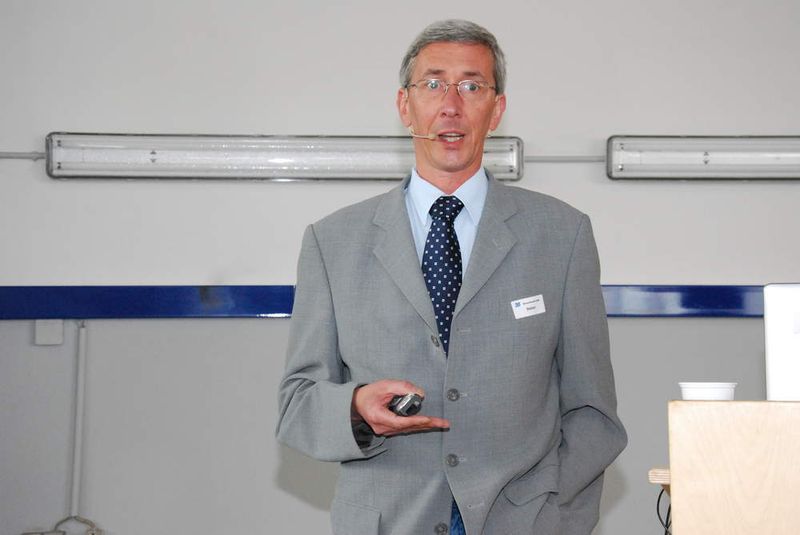 ZDK Technik Referent Werner Steber erklärte die Gefahren bei der Reparatur an Hybridfahrzeugen. (Archiv: Vogel Business Media)