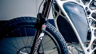 Das erste E-Motorrad aus dem Drucker: AP-Works zeigt mit dem „Light Rider“, was mithilfe der additiven Fertigung möglich wird. Der Rahmen des Motorrads wiegt gerade einmal 6 kg. (Bild: Airbus Apworks)