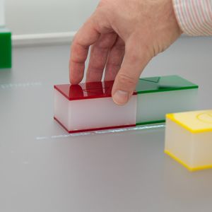 Die Modellierungsbausteiner werden von einer Kamera erfasst. Berühren sich die Bausteine, werden automatisch die Verbindungen etabliert.