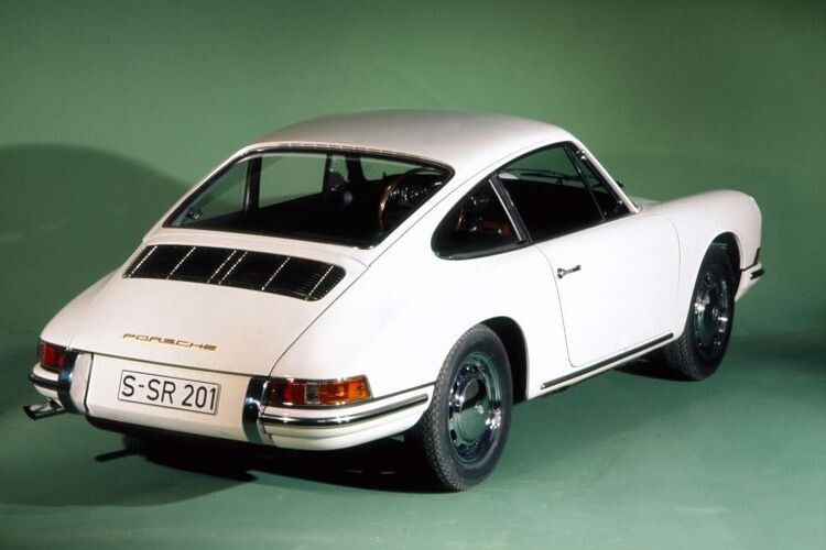 Sauschnell und sauteuer: Vielen Porsche-Kunden und -Fans waren Mitte der Sechziger Jahre 21.900 D-Mark zu viel des Guten. Porsches Antwort: der 1966 vorgestellte 912 mit neuer Hülle des Elfers und altem Antrieb des 356. (Foto: Porsche)