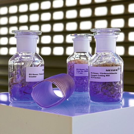 Beim Kaltmahlen werden die zu mahlenden Stoffe mit tiefkaltem flüssigem Stickstoff oder Kohlendioxid abgekühlt und versprödet. Mit diesem Verfahren werden besonders hohe Kornfeinheiten und eine hohe Durchsatzleistung des Mahlguts erzielt.(Bild:  Messer Group)