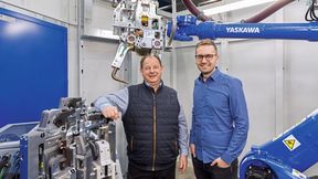 Roland Hermann (li.), Yaskawa und Thomas Pflüger, Gebr. Binder freuen sich über das gemeinschaftlich erfolgreich abgeschlossene Projekt. (Bild: Yaskawa Europe)