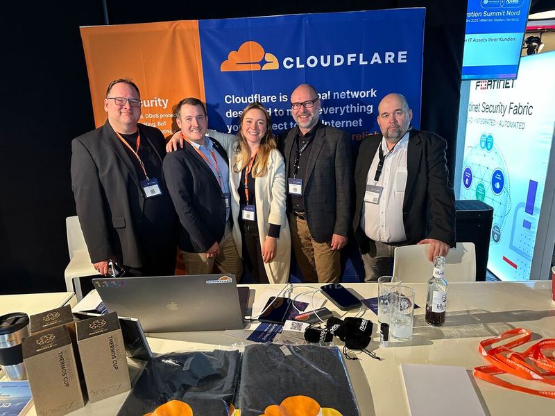 Das Cloudflare Team denkt sich, wieso muss eine Wolke schon rosa sein?  (Bild: Vogel IT-Medien )