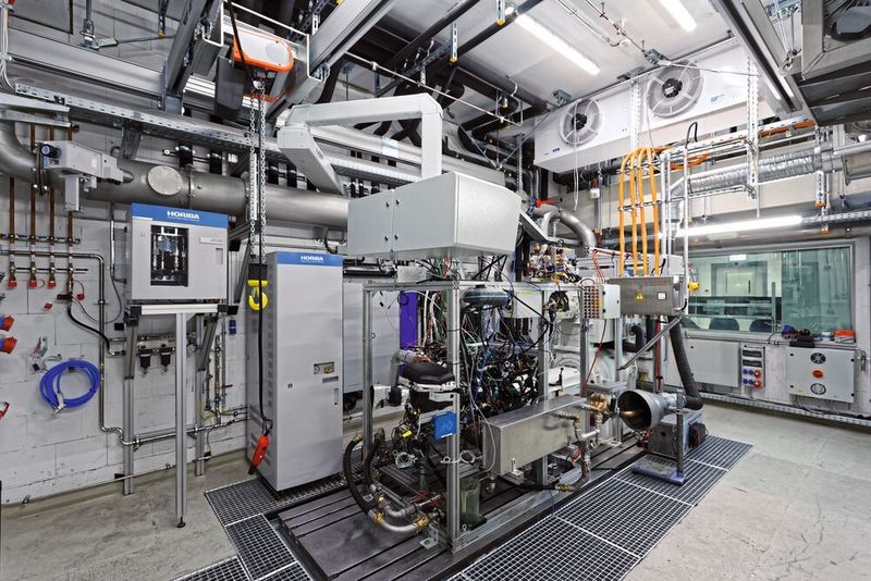 Mit Hilfe des Hybridmotoren-Prüfstands soll das Zusammenspiel zwischen Verbrenner und E-Antrieb für unterschiedliche Lastfälle optimiert werden. (FKFS)
