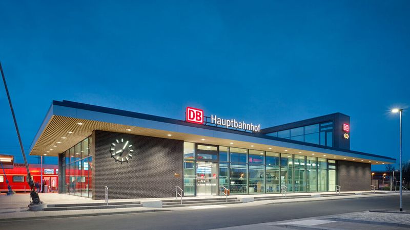 In ganz Deutschland ist im Schnitt der Weg zum nächsten öffentlichen Verkehrsmittel für 91 Prozent der Menschen vertretbar.(Bild:  Deutsche Bahn AG/Christian Gahl)