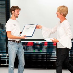 Beatrice Saurer (Berner Fachhochschule) überreicht Florian Burri das Zertifikat des regionalen Siemens Excellence Awards anlässlich der Diplomfeier