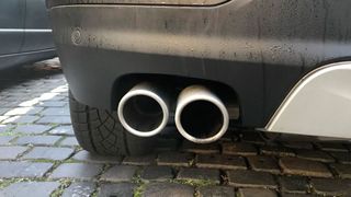Laut Transport & Environment lag der durchschnittliche CO2-Ausstoß von Neuwagen in Europa im ersten Halbjahr 2020 bei 111 Gramm pro Kilometer. Im Gesamtjahr 2019 waren es noch 122 g/km. (Bild: Seyerlein/»kfz-betrieb«)