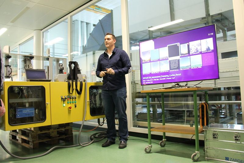 Einblicke in innovative Forschungsprojekte – hier erklärt Corey Houle wie mit einem Drachen (Kite) Strom erzeugt werden kann. (Bild: Virtuelle Fabrik)