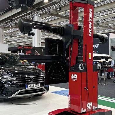 Achsmesssystem von Hunter mit zusätzlicher ADAS-Kalibriervorrichtung und Positionierungshilfe. Letzteres mit rotem Laserlicht und gebremsten Rollen. (Bild: Diehl – VCG)