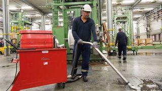 Genau richtig für die tägliche Arbeit von Kunstsoffspezialisten: Der Ruwac-Spänesauger trennt beim Aufsaugen Fest- und Flüssiganteile, das bedeutet in diesem Fall Makrolon-Granulat und reines Wasser zum Spülen der Abfüllanlagen... (Ruwac)