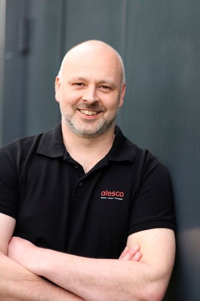 Alesco-Geschäftsführer Rüdiger Irle zum Hybrid Additiv Manufacturing: „Wir haben uns schon sehr früh mit dieser Technologie beschäftigt und die Vorteile der Kombination von Selective Laser Melting (SLM) und High Speed Cutting (HSC) erkannt. Es eröffnen sich vollkommen neue Möglichkeiten in der Konstruktion von Werkzeugen und Formen.“ (Alesco)