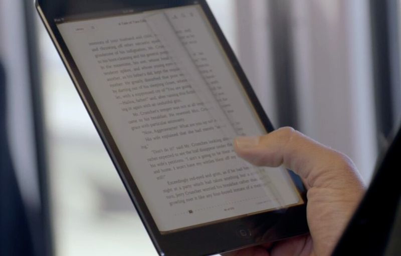 Das Ipad Mini lässt sich Dank des dünnen Randes mit nur einer Hand bedienen – das reduzierte Gewicht macht sich in dieser Situation ebenfalls positiv bemerkbar. (Apple)