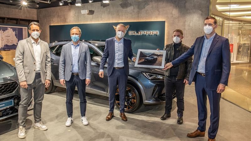 Zur Showroom-Eröffnung gibt es bei Seat – und nun auch bei Cupra – traditionell ein Bild: (v. li.) Händlernetzentwickler Erik Händler mit Roland Braun und Frank Brecht von der Hahn-Gruppe sowie Seat-Vertriebsleiter Alexander Buk und Steffen Hahn. (Bild: Hahn Automobile)