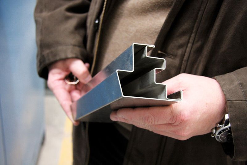 Werkstücke mit vielen Biegungen sind für die Senn AG kein Problem: Dieses Blechteil wurde auf einer Bystronic-Hämmerle-Biegemaschine gebogen. (Bild: L. Meister)
