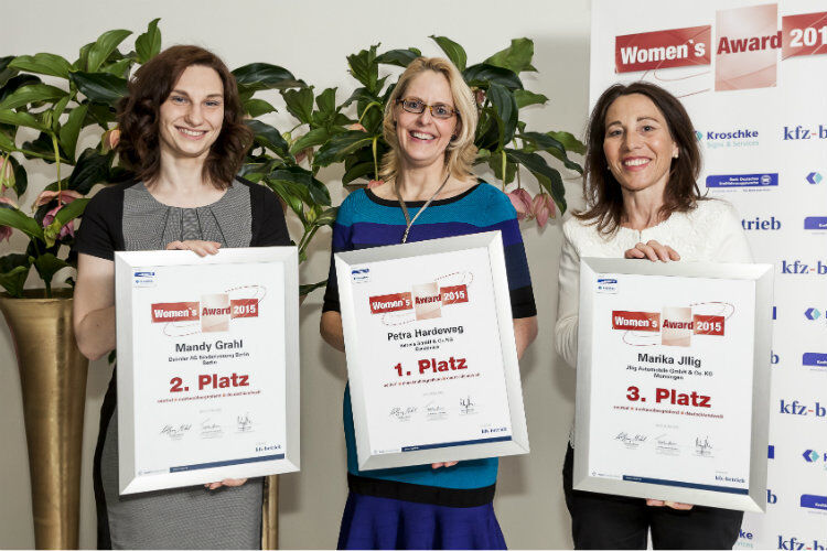 Gruppenbild mit Damen: die drei strahlenden Gewinnerinnen des Women's Award 2015. (Foto: Bausewein)
