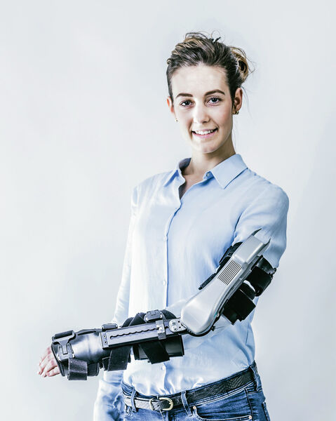 Medizinische Robotik: Als eine Art Außenskelett kann diese aktiv angetriebene Arm-Orthese die Arbeit von Muskeln und Sehnen ganz übernehmen oder diese unterstützen. (Bild: Fraunhofer IPA)
