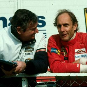Hans-Joachim Stuck mit Norbert Singer, dem langjährigen Porsche-Rennsportleiter, in Paul Ricard, wahrscheinlich 1985.(Bild:  Porsche AG)