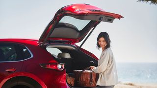 Vorsicht Gefahr: Unter besonderen Umständen kann sich die Heckklappe des Mazda CX-30 unbeabsichtigt senken. (Bild: Mazda)