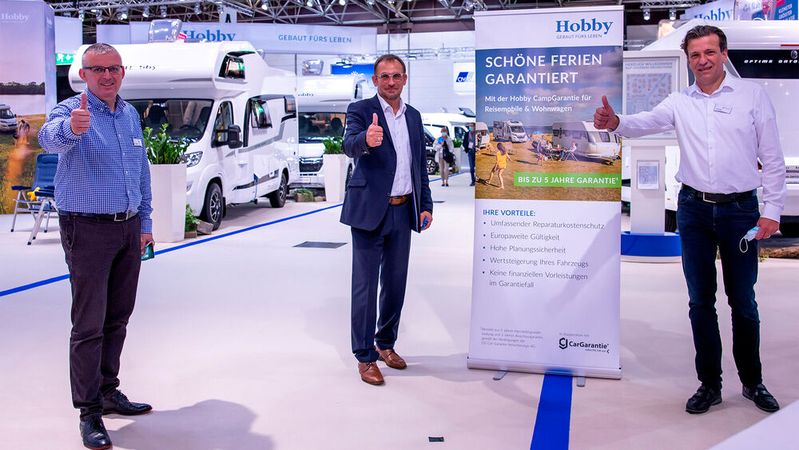 Freuen sich über die Zusammenarbeit: Dirk Willers, Distriktleiter Car-Garantie, Holger Schulz, Geschäftsführer Hobby-Wohnwagenwerk und Holger Siegfried, Director Cooperations Car-Garantie.(Bild:  CG Car-Garantie Versicherungs-AG)