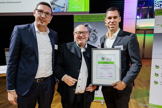 Festo überzeugte die Jury, die kürzlich wieder den Lean and Green Management Award 2022 vergeben hat, durch seine ressourcenschonende Produktion im Werk Scharnhausen. Festo hat einen solchen Award damit bereits zum dritten Mal erhalten. Hier die Details. Festo überzeugte die Jury, die kürzlich wieder den Lean and Green Management Award 2022 vergeben hat, durch seine ressourcenschonende Produktion im Werk Scharnhausen. Festo hat einen solchen Award damit bereits zum dritten Mal erhalten. Hier die Details.