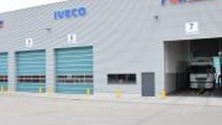 Modern schlicht, aber mit jeder Menge Vorzüge: die neue Werkstatt von Truck Service Roll. (Foto: Dominsky)