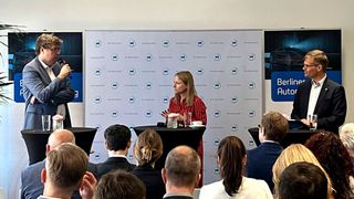 Eröffneten die erste Runde des 22. Berliner Automobildialogs: Daniela Kluckert, MdB,
Parlamentarische Staatssekretärin beim Bundesminister für Digitales und Verkehr (Mitte), Michael Kellner, MdB, Parlamentarischer Staatssekretär beim Bundesminister für Wirtschaft und Klimaschutz (l.), und ZDK-Hauptgeschäftsführer Dr. Kurt-Christian Scheel.
 (Bild: Doris S. Pfaff - VCG)