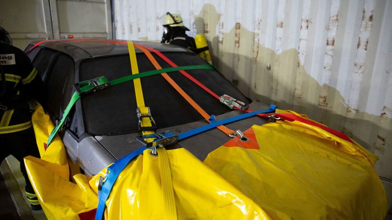 Der Recover-E-Bag wird in der Brandsimulationsanlage der GSSO Rostock getestet. (Bild: Samoiski)