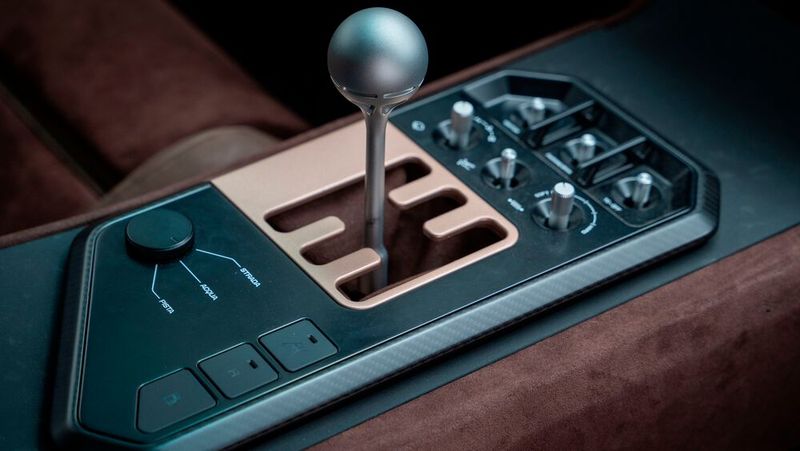 Ein intensiveres Fahrerlebnis bietet Eccentrica dank eines manuellen 6-Gang-Getriebes mit kürzeren Übersetzungen für besseres Reaktionsvermögen, kombiniert mit einem elektrischen Rückwärtsgang.  (Bild: Eccentrica)