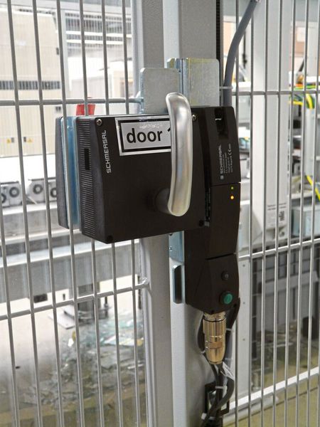 Ein Schutzzaun mit Sicherheitszuhaltung stellt eine klassische Absicherung von Roboterarbeitsplätzen dar. (Bild: Schmersal)