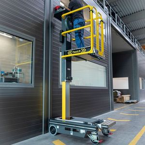 Und Arbeitshöhen von bis zu 4,2 Metern erreichen Anwender schnell und sicher mit der Kleinsthub-Arbeitsbühne Flexxlift von Günzburger Steigtechnik.(Bild:  Munk Günzburger Steigtechnik)