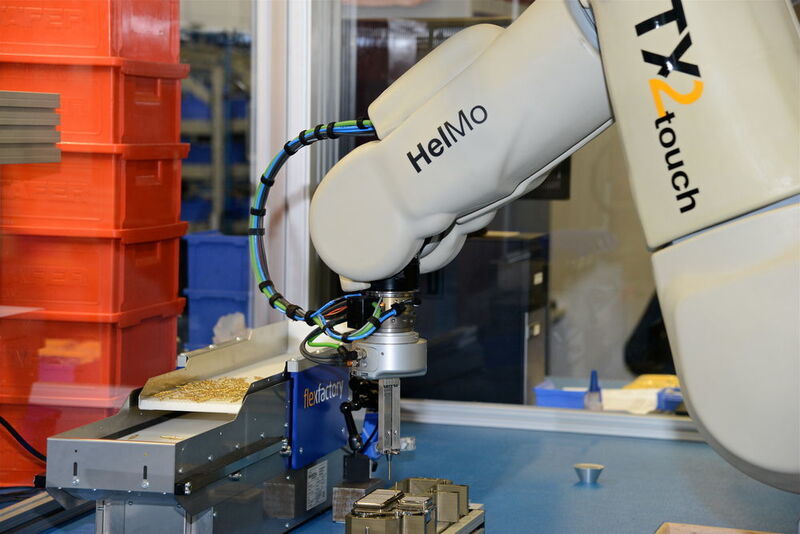 Helmo übernimmt unter anderem die monotone Aufgabe der Montage von Elektrosteckern für Kupplungssysteme. Es sind immer die gleichen Handgriffe: Pin aufnehmen, präzise positionieren, eindrücken. (Stäubli)