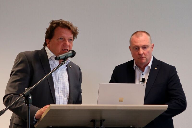 ZKF-Hauptgeschäftsführer Thomas Aukamm (links, mit Präsident Peter Börner) informierte während der Obermeistertagung über die Aktivitäten des Branchenverbands. (Bild: Diehl – VCG)