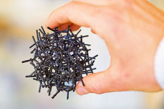 Das Modell zeigt die filigrane innere Struktur – ein Netzwerk aus Graphenröhren – die Aerographen so leicht und leitfähig macht. Das Modell zeigt die filigrane innere Struktur – ein Netzwerk aus Graphenröhren – die Aerographen so leicht und leitfähig macht.