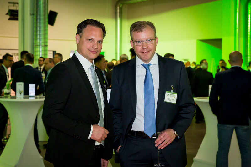 Jascha Bräuer von der Santander Consumer Bank (l.) tauscht sich mit VBM-Geschäftsführer Florian Fischer aus. (Stefan Bausewein)