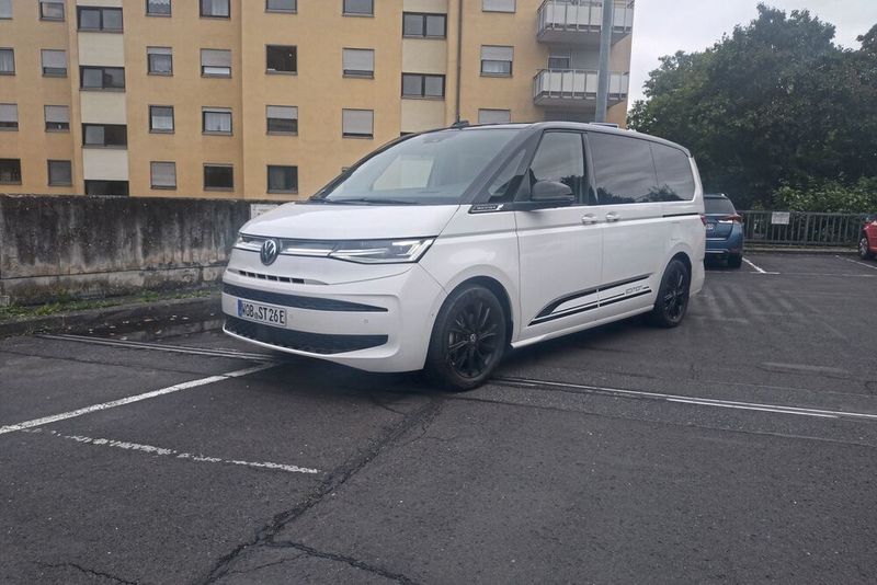 Der VW Multivan (T7) als Allradvariante mit Plug-in-Hybrid-Antrieb.(Bild:  Sven Prawitz/Vogel Communications Group)